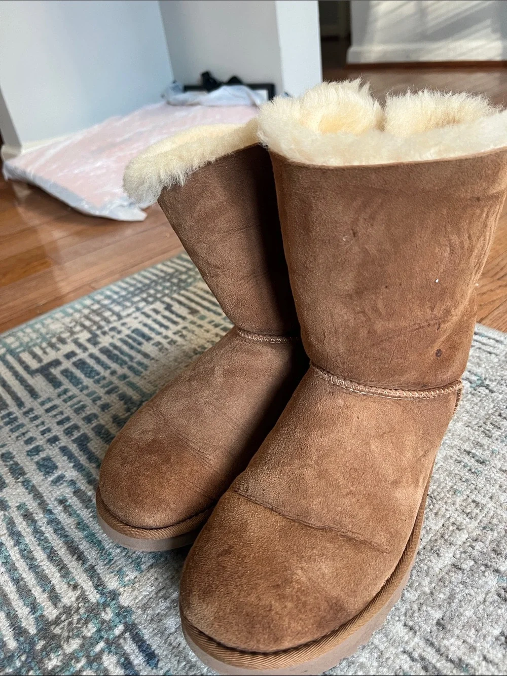 UGG Bailey Bow II Chestnut Sheepskin Boots Women’s Size 9 Suede Fur Lined